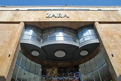 La triple verrière convexe du Cinéma Métropole.