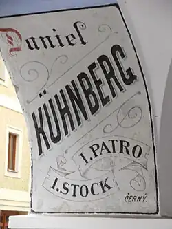 Publicité sous une arcade