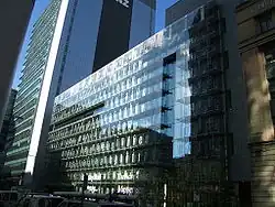 photos d'un immeuble moderne de grande hauteur vitré