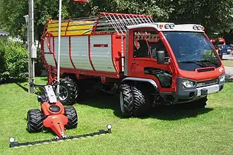 Transporteur agricole, on note les roues doublées spécialement adaptées aux pentes