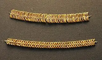 Deux ensembles de perles dorées