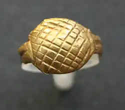 Bague ornée de lignes hachurées