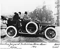 Aemilius Jarvis conduisant une voiture