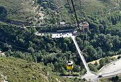 Le téléphérique menant à l'abbaye.