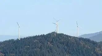 Le sommet avec les quatre éoliennes et la tour d'observation, le belvédère, devant les deux au centre.