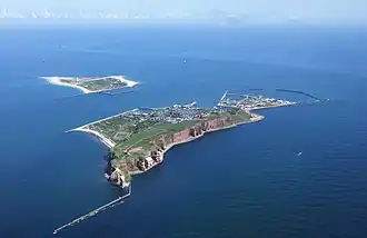Vue aérienne de Heligoland depuis le nord-ouest avec l'île de Düne en arrière plan.