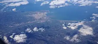 Vue depuis un avion de la ville et ses environs.