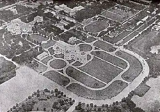 Vue aérienne du Domaine royal de Dusit vers 1940 : le palais Ananta Samakhom au centre et l'Amphorn Sathan Residential Hall en haut à gauche