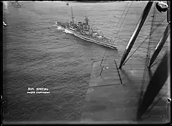 Photographie aérienne noir et blanc du HMS Hood en mouvement.