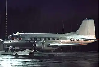 Il poursuit son voyage à bord d'un Iliouchine Il-14 de l'Aeroflot.