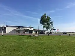 Aérogare avec vue sur le pont de Saint-Nazaire en arrière-plan (à droite).
