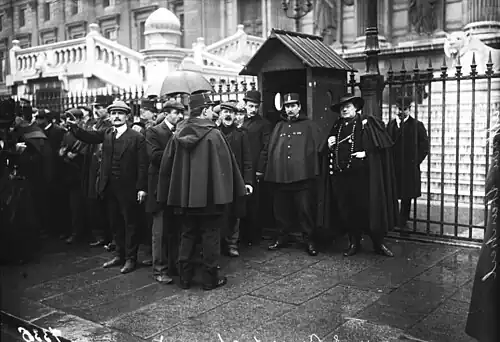 Foule devant le palais de Justice de Paris lors du procès de Marguerite Steinheil en novembre 1909.