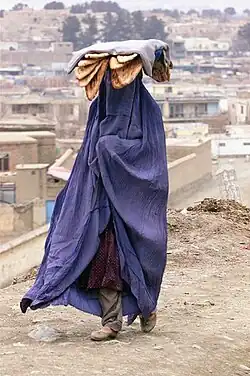 Femme portant burqa et pain, Afghanistan.