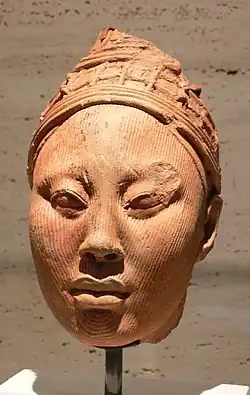 Tête masculine, probablement un roi ; Ifè. Terre cuite. Nigeria, XIIe – XIVe&nbsp;siècle. H 26,7 cm. Musée d'art Kimbell.