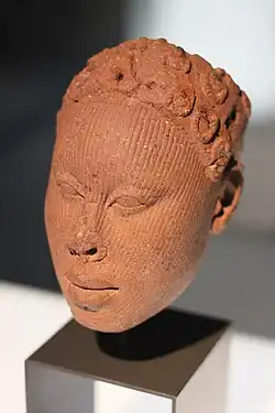 Tête humaine ; Ifè. Terre cuite. Nigeria, XIIe – XVe&nbsp;siècle. H 19 cm. Musée ethnologique de Berlin.