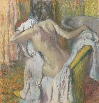 Après le bain, femme s'essuyant.