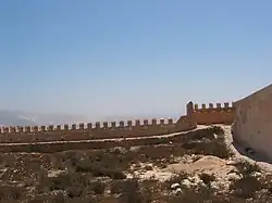 Une autre partie du mur et les ruines.