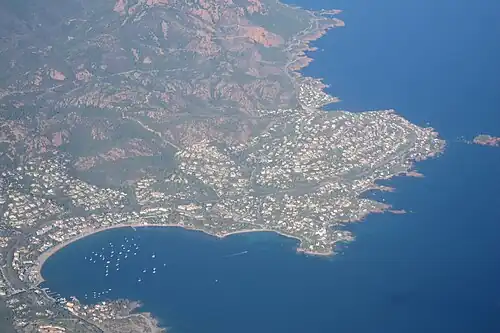 La baie d'Agay et la péninsule d'Anthéor vus d'avion.