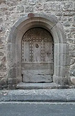 Porte rue porte d'une maison ancienne, rue de la Fraternité.