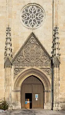 Entrée sud, place du Maréchal-Foch.