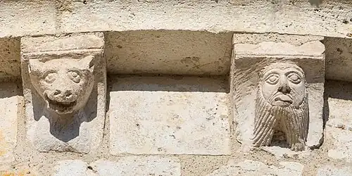 Modillons en façade.