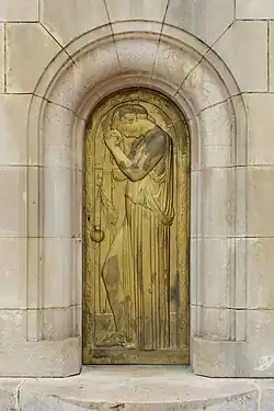 Porte sculptée en bronze au centre du monument