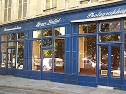 Agence Roger-Viollet, au no&nbsp;6.