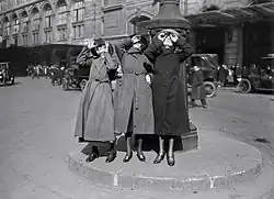 Éclipse de soleil, gare Saint-Lazare, Paris&nbsp;8e (8 avril 1921).
