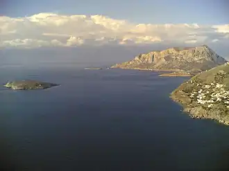 L'île de Telendos au fond, l'îlot Kyriaki à gauche, et Kalymnos apparaissant à droite