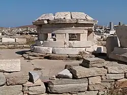 Autel du sanctuaire d'Hermès.