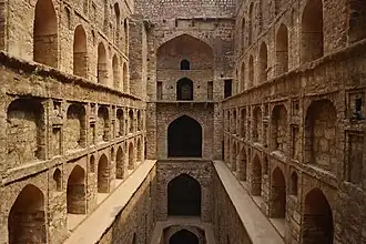 L'Agrasen ou Ugrasen ki Baoli, un bâoli du XIVe&nbsp;siècle.