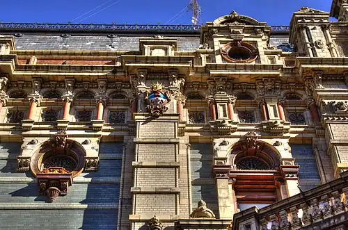 Détail de la façade sur la rue Riobamba.