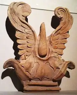 antéfixe ailée du propylée du palais