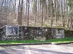 Une fontaine en bordure de forêt près de l'hôtel de ville.