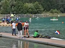 Deux hommes se congratulent sur un ponton