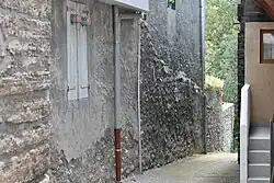 Rue suivant l'ancien tracé de l'enceinte médiévale.