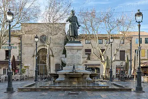 Monument à Saint Louis, au centre de la place.
