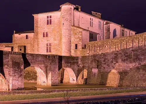 Le pont et le logis du Gouverneur, de nuit.