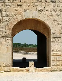 La porte de la tour.