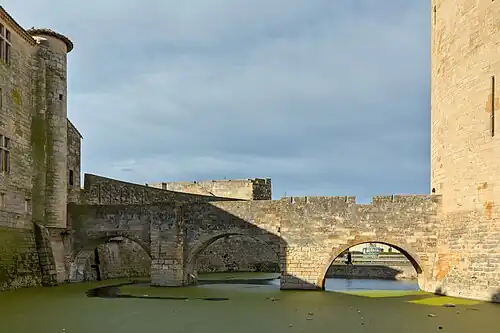 Le pont donnant accès à la tour.