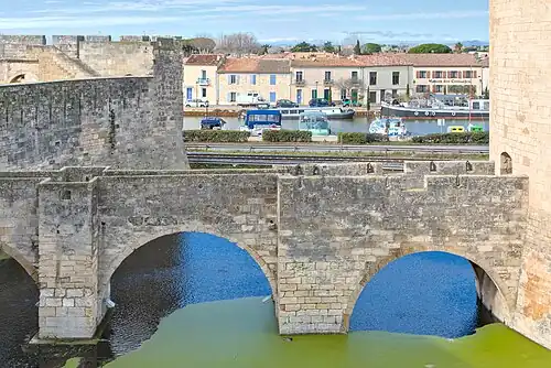 Le pont donnant accès à la tour.