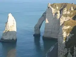 Les falaises d'Étretat (Seine-Maritime, France) sont constituées de craie, un type particulier de calcaire.