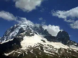 L'aiguille Verte (à gauche) et les Drus (à droite) vus depuis les Grands Montets au nord-ouest avec les glaciers de Lognan (sur la gauche) et de la Pendant (sur la droite).