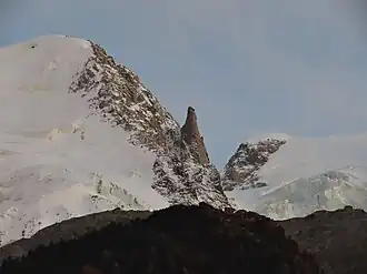 L'aiguille de Saussure à la nuit tombante depuis les Bossons au nord.