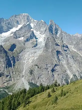 Le glacier de Frêney sur l'adret du mont Blanc de Courmayeur et dominé par l'aiguille Noire de Peuterey depuis le lac des Vesses au sud.