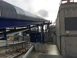 Évacuation des terres vers une barge sur le canal Saint-Denis.
