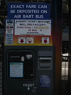 Distributeur de billets de transport en commun avec des instructions en anglais.