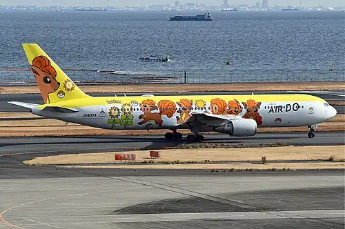 Boeing 767-381ER de la Air Do avec une livrée Pokémon&nbsp;(en) de plusieurs Goupix, posé ici à l'aéroport international de Tokyo-Haneda, en 2022.