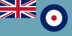 Le Royal Air Force Ensign, hissé à l'arrière des embarcations de l'Aviation royale.