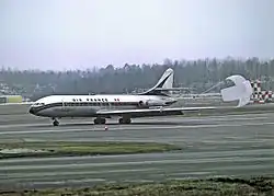 Caravelle avec son parachute de freinage.